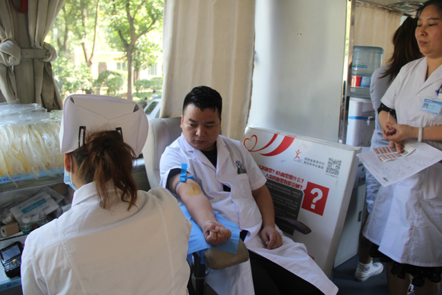 我院员工积极参与“人人享有安全血液”的爱心公益无偿献血活动